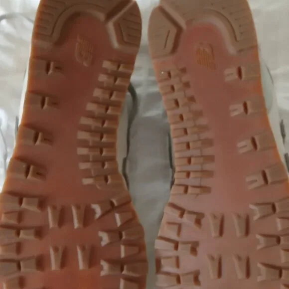 New Balance 574 Women's sneakers size 11 lavender color. like new 1 minor scuff - Picture 4 of 5